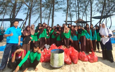 Siswa - Siswi MANU Lasem bersih -bersih di Pantai Caruban Lasem
