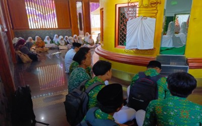 Haul Mbah Sambu: Siswa-siswi MANU Lasem Mengadakan Kegiatan Ziarah Bersama